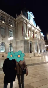 Yo y mi madre posando frente al Ayuntamiento de Cartagena de noche.